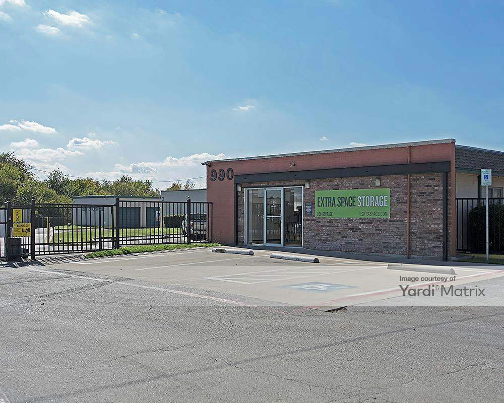 Fort Worth self storage at 5230 W Vickery Blvd Extra Space.